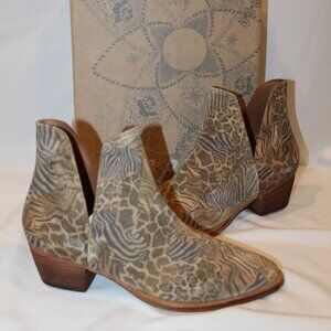 NIB FREE PEOPLE ANIMAL CHARM DUBLE V WESTERN SUEDE BOOTIES‎ BROWN SIZE 8.5